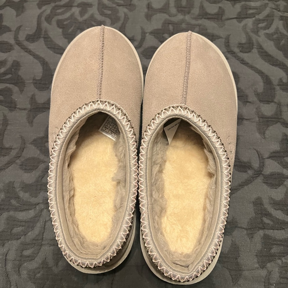 Women’s Ugg Tasman size 9